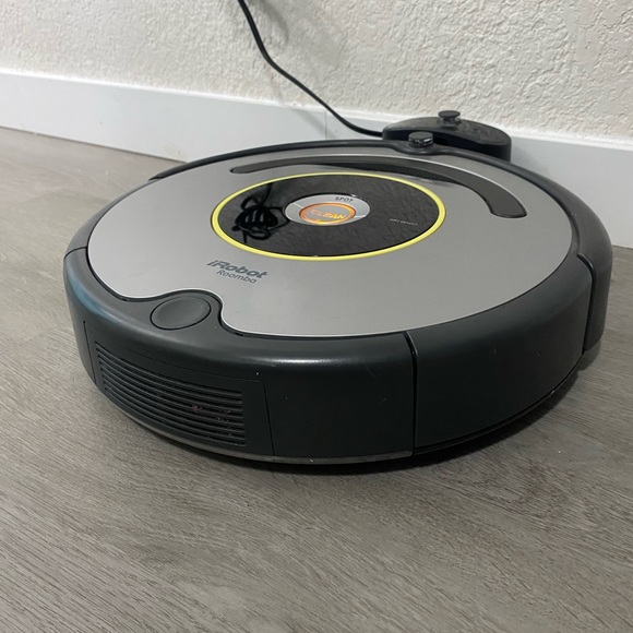 iRobot Roomba 630 Vacuum Cleaning Robot Smoke Free Pet Free Home Excellent Cond - Picture 3 of 7